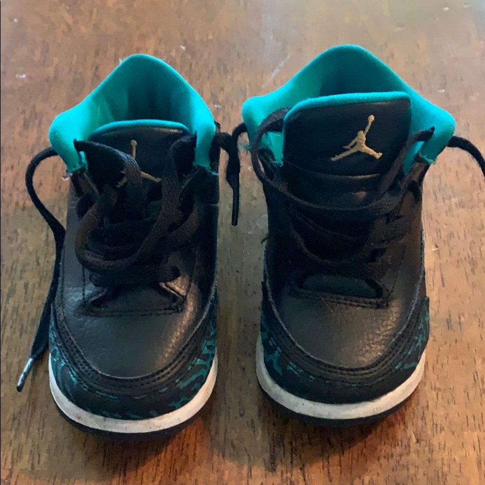 Toddler gently used 7C Jordan’s, black and teal.